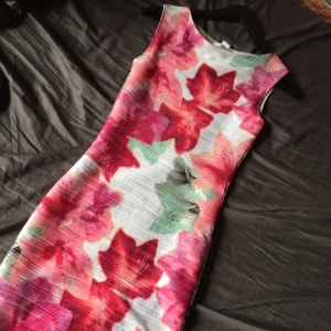  - Oanvänd klänning.