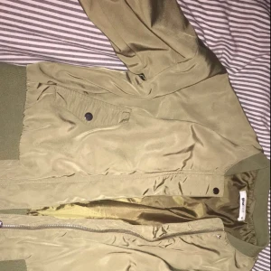  - Knappt använd bomber jacka. grön från bik bok, jätte bra skick 