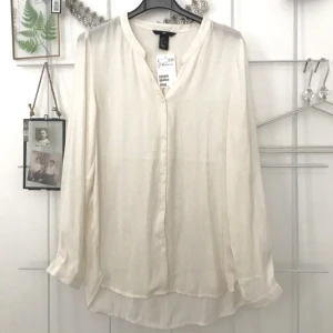  - Superfin blus från H&M i skönt mjukt bomullsmaterial, helt oanvänd med lappar kvar.