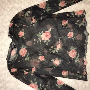  - Oanvänd lätt genomskinlig tröja från Monki! Storlek M men sitter bra som S också :)