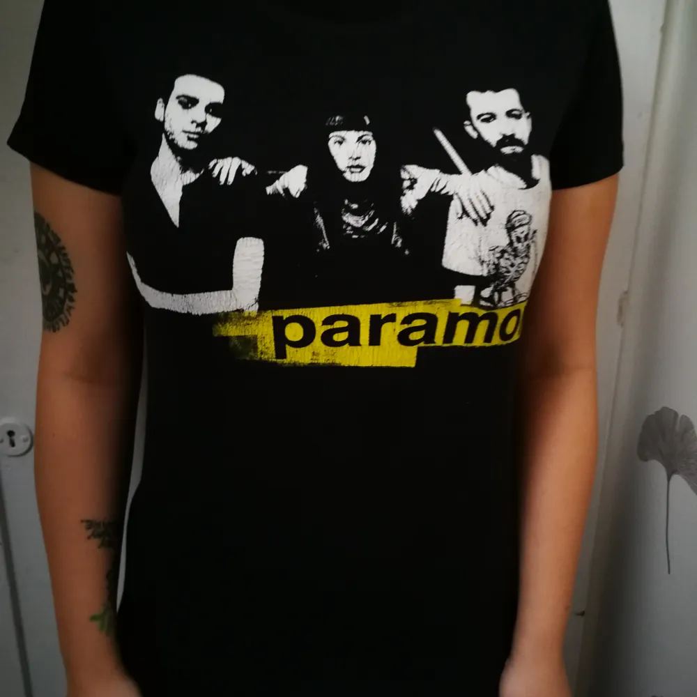 Paramore tröja, träffa mig eller så skickar jag den, frakt beror på vad det kostar.. T-shirts.