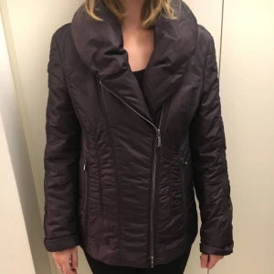  - Vinterjacka i lila, superskön!! Kan mötas i Uppsala eller skickas på post! 🌟
