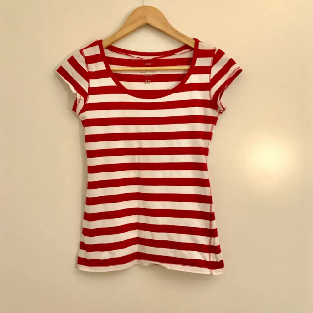 Basic röd-vitrandig t-shirt i storlek XS.   Hämtas i Uppsala eller fraktas till önskad adress. Då tröjan inte väger så mycket kommer fraktavgiften inte bli så hög ✨. T-shirts.
