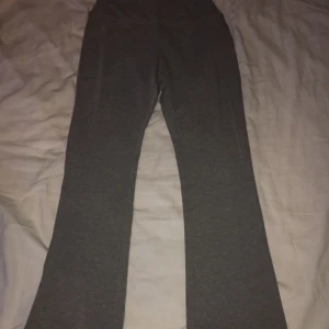  - Gråa yoga pants aldrig använda säljer på grund utav för stora