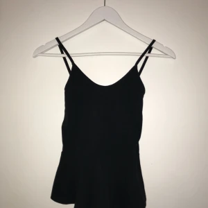  - Peplumtopp från bikbok strl XS. Nyskick. Kan skickas eller mötas upp i Stockholm 