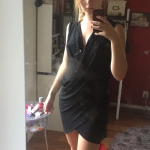  - Fin o skön omlottklänning från Nelly. Urringningen går att justrera. Frakt tillkommer🍸