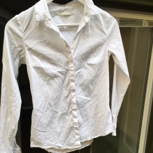  - Vit skjorta från cos storlek 34 