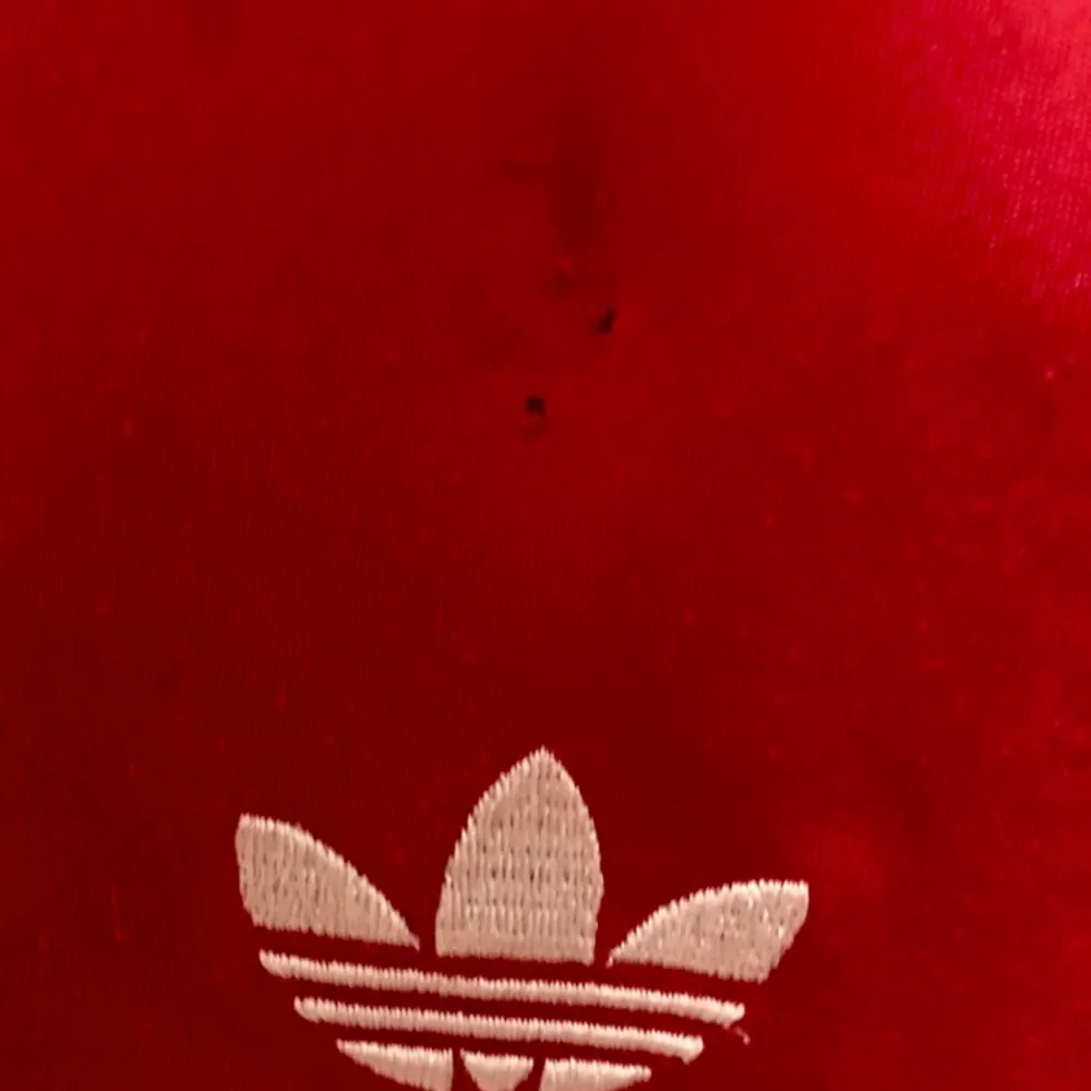 Röd Adidas tröja/track jacket/jacka, står storlek 32 i den men den är mer som en 34 enligt mig. Det är två jättesmå hål ovanför loggan fram, annars i perfekt skick🍎 . Hoodies.
