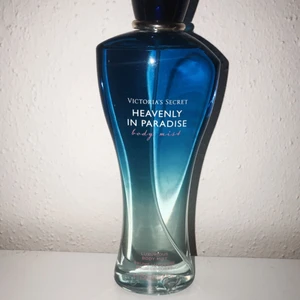  - En parfym från victoria's secret. Näst intill oanvänd så den är nästan full. Luktar väldigt gott, ganska fruktigt och sött