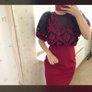  - Väldigt fin och elegant klänning som passar perfekt för finare tillfällen, speciellt nu under jul och nyår. Klänningen är helt ny, köpte den och var för stor för mig.