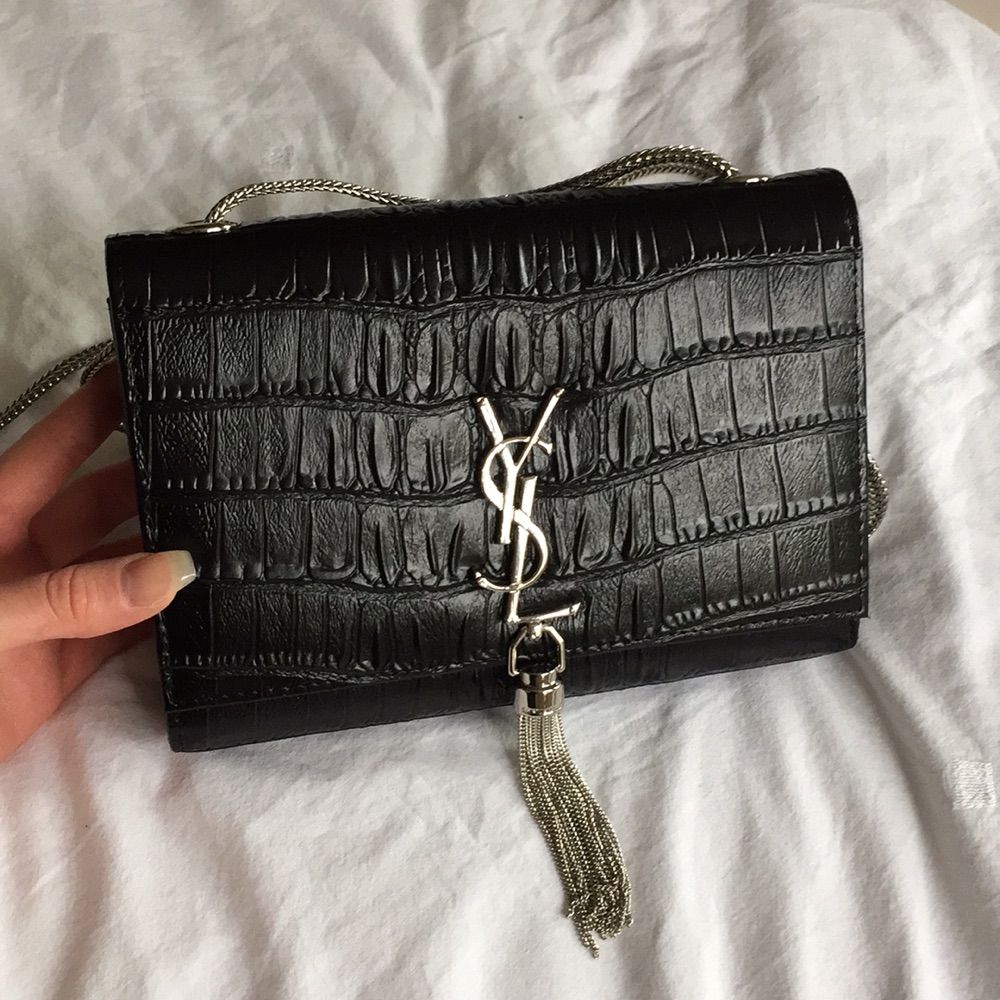 Ysl bag äkta läder. Den är ej köpt i affär och har därför inget nummer så därav ej äkta. Riktigt snygg party väska. Ett större fack med flera korthållare, ett fack med dragkedja samt ett litet fack för tex mobil. Köpt för 2500kr. Aldrig använd. Frakt tillkommer. Kan skicka mer bilder. . Väskor.