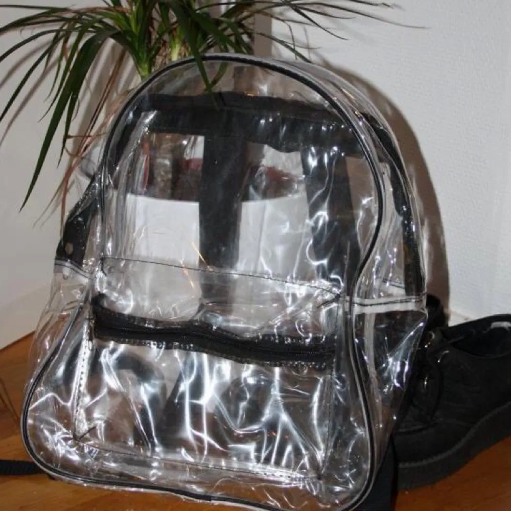 clear backpack 🕸 knappt använd! kommer tyvärr inte ihåg vart jag köpt den.. Väskor.