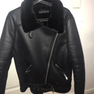  - Svart fodrar jacka från zara, endast använd ett fåtal gånger. Nypris 800 