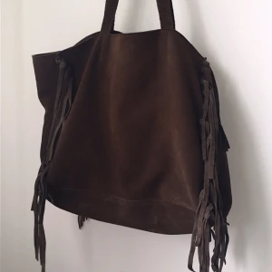  - Väska från Hunkydory! I väldigt bra skick! Knappt använd! Material: Läder Nypris 1999kr 