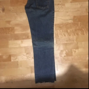  - Levis 505 med zip, rak modell med hög midja! Passar en 26/27 midja 28 om man vill ha dom tajt. 