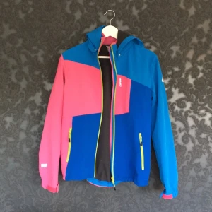  - Icepeak jacka, softshell. Snygg och skön. Innermaterial är fleeceaktigt.