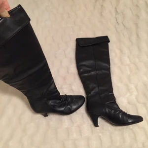  - Höga skinnstövlar med klack storlek 38, med skaft som går att ta upp (se bilder) för att de ska bli "over knee style". Klacken är runt 4 cm. Köpare står för frakt 🌟 