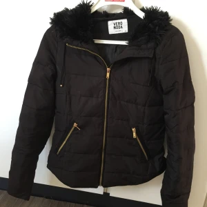  - En quiltad höst/vinterjacka från Vero Moda (nypris 1000kr) i storlek XS. Svart med gulddetaljer, bra skick! Köpare står för frakten 🌟 