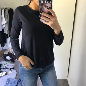  - Säljer en långärmad från Tommy Hilfiger. Storlek 164 men passar mig som har xs och passar även en S.