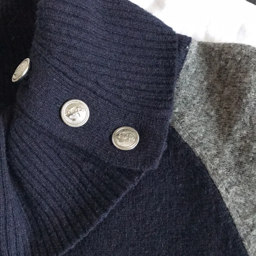 Världens finaste klänning från Gant!! Blå med grå ärmar. 100% ull, så varm och skön till vintern. Säljer eftersom den är för kort för mig, jag är 1,70 m :((( Den är XXL i barnstorlek, därför skrev jag om det till XS (ärmarna är uppvikta på bilden) :) frakt tillkommer. Klänningar.