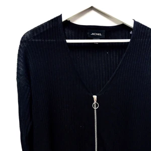  - Lång kofta med dragkjeda i storlek 38 (passar även 36) från Monki säljes för 80kr, frakt tillkommer. Kan även mötas upp i Malmö. Betalning sker via swish. 