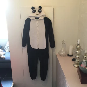  - Kigurumi panda passar barn 10-12 år. Använd men bra skick