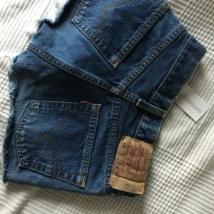  - High waisted Levis jeans som är så gott som nya! De har aldrig använts av mig då de var för små när jag köpte dem. Shortsen är iallafall super snygga klassiska levis 501. De passar dig som har strl xs.