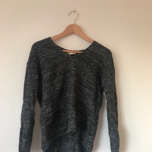  - Stickad gråvit tröja med v-ringad krage. Storlek XS men passar även S 