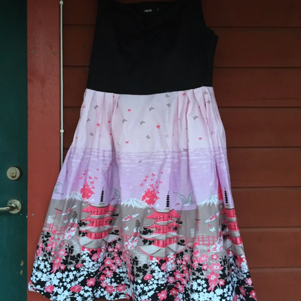 Svart-rosa rockabilly/59-talsstil-klänning med fint Japaninspirerat tryck och hjärtformad urringning. Använd 1 gång.. Klänningar.
