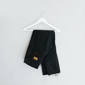  - Mörkgråa jeans med hög midja samt gult märke baktill och röda sömmar. Supersnygga!