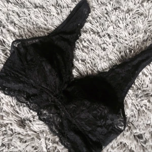  - Jättefin spets-softbra från cubus, aldrig använd.