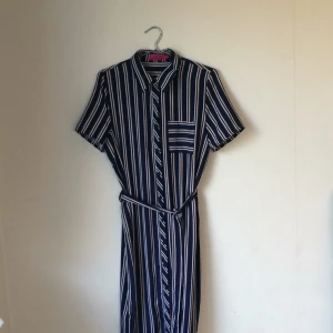  - Randig skjortklänning från boohoo. Supersnygga nu till hösten! Den går till vaderna på mig som är 174 cm lång.