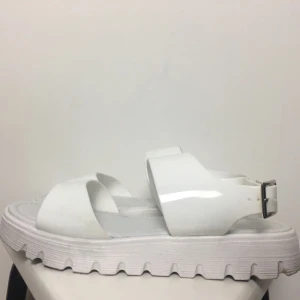  - Sommarskor från ASOS, vita i plast. Lite smutsiga, därav priset, men går att rengöra! 