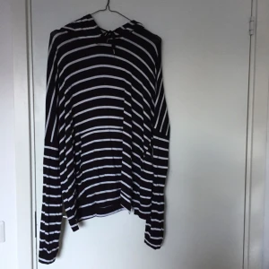  - Mysig och tunn pullover i medium