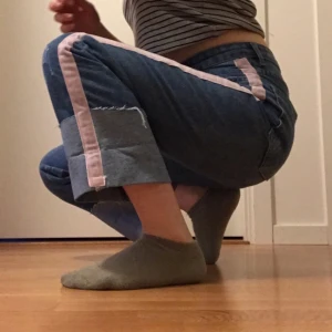  - Snygga jeans med stripes på sidorna. Dem går rakt ner och har högmidja. Supersnygga 😊