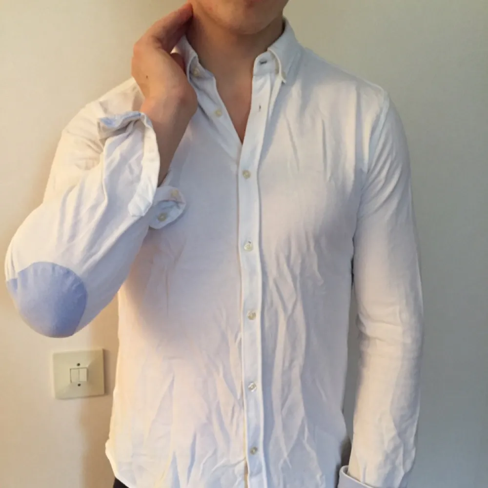 White collar shirt with light blue elbow patches from Zara man. Size M and fits like M. Piké-shirt material.. Skjortor.