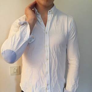 White collar shirt with light blue elbow patches from Zara man. Size M and fits like M. Piké-shirt material.