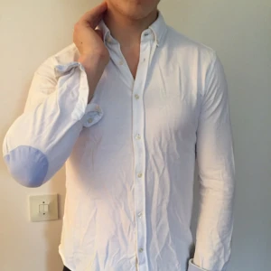  - White collar shirt with light blue elbow patches from Zara man. Size M and fits like M. Piké-shirt material.