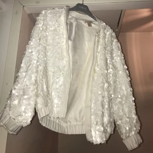  - H&M trend jacka, inköpt för 1000 kr. Använd vid enstaka tillfällen. 