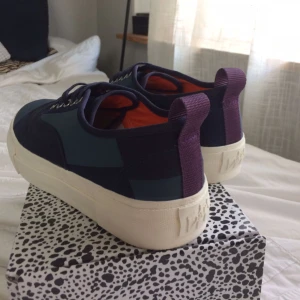  - Helt OANVÄNDA supersnygga blåa Eytys Mother Simon Mullan stl 39 // US 8.5. Köpta från Caliroots nypris 1600kr. Säljer pga felköp. Kan mötas i Sthlm eller skicka. :-) 