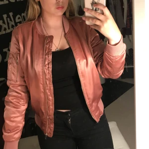  - Rosa bomberjacka från mango, tjockt material, rätt så varm. 