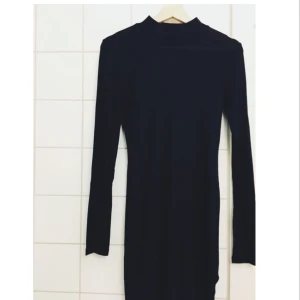  - Ny, nästintill oanvänd svart poloklänning från h&m. Mycket fint skick. Perfekt nu till hösten! 🍂Frakt tillkommer, kan även mötas upp i Stockholm :) swish! 