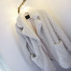  - Oversized faux fur från Zara! Helt ny - aldrig använd. Passar även storlek XS och M beroende på hur man vill att den ska sitta. (Jag har storlek S) 