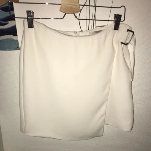  - Kort vit omlottkjol från Forever21. Aldrig använd 