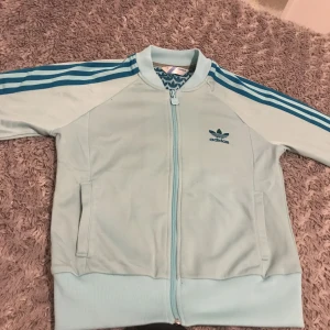  - Gammal adidas tröja men näst intill aldrig använd, finns inga skador på tröjan 
