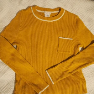  - Från urban outfitters, men jag köpte den second hand. Cropped! Senapsgul med vita detaljer! 💛