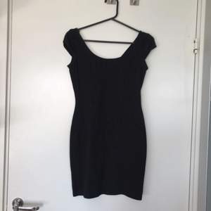 Enkel svart klänning. Säljer pga kommer aldrig till användning. Bra skick!