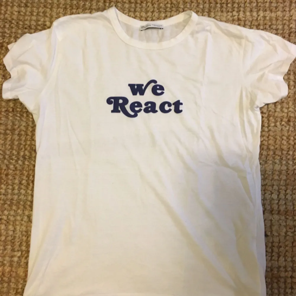 💪🏻👊🏼 WE REACT T-shirt från zara. Knappt använd. Kan mötas i Stockholm eller skicka mot betald frakt. 😊. T-shirts.