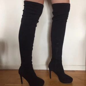  - Svarta overknee boots med klack i fakemocka. Använda en gång.