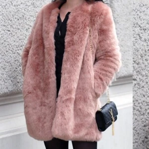  - Säljer världens finaste faux fur! Den är puderrosa och i storlek 36. Finns en liknade från Gina Tricot som är slutsåld! 💅🏼 Köparen står för frakten⭐️
